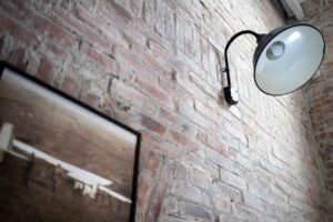 ceglana ściana, kinkiet